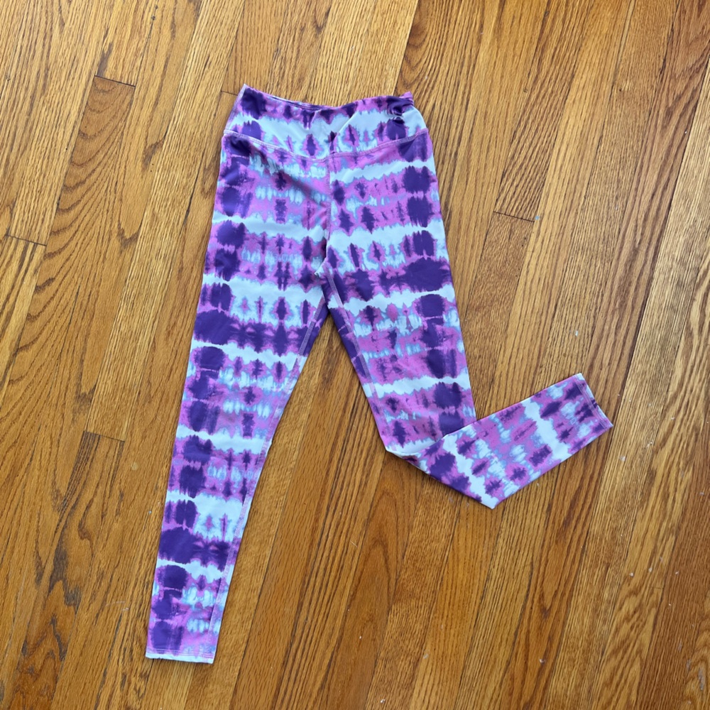 Girls athletic leggings.
